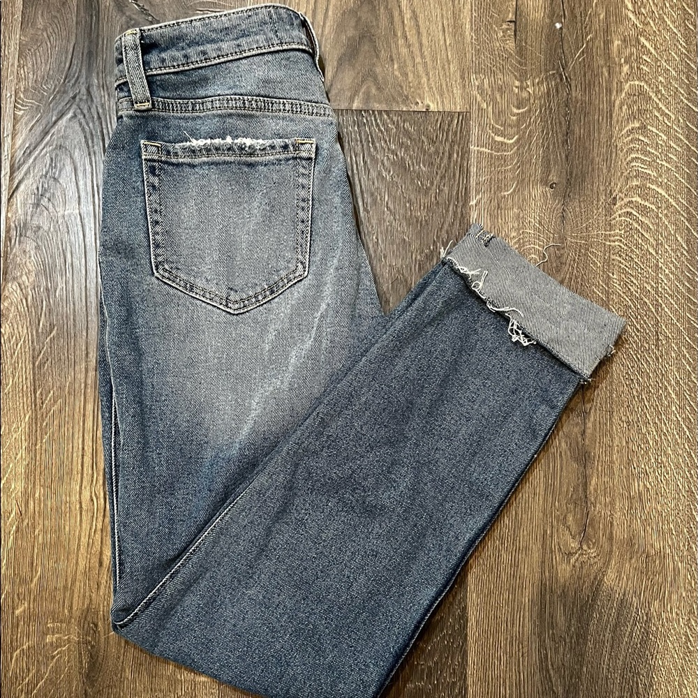 Dark Wash Hollister Mom Straight Jean | Waist: 24 Length: 27